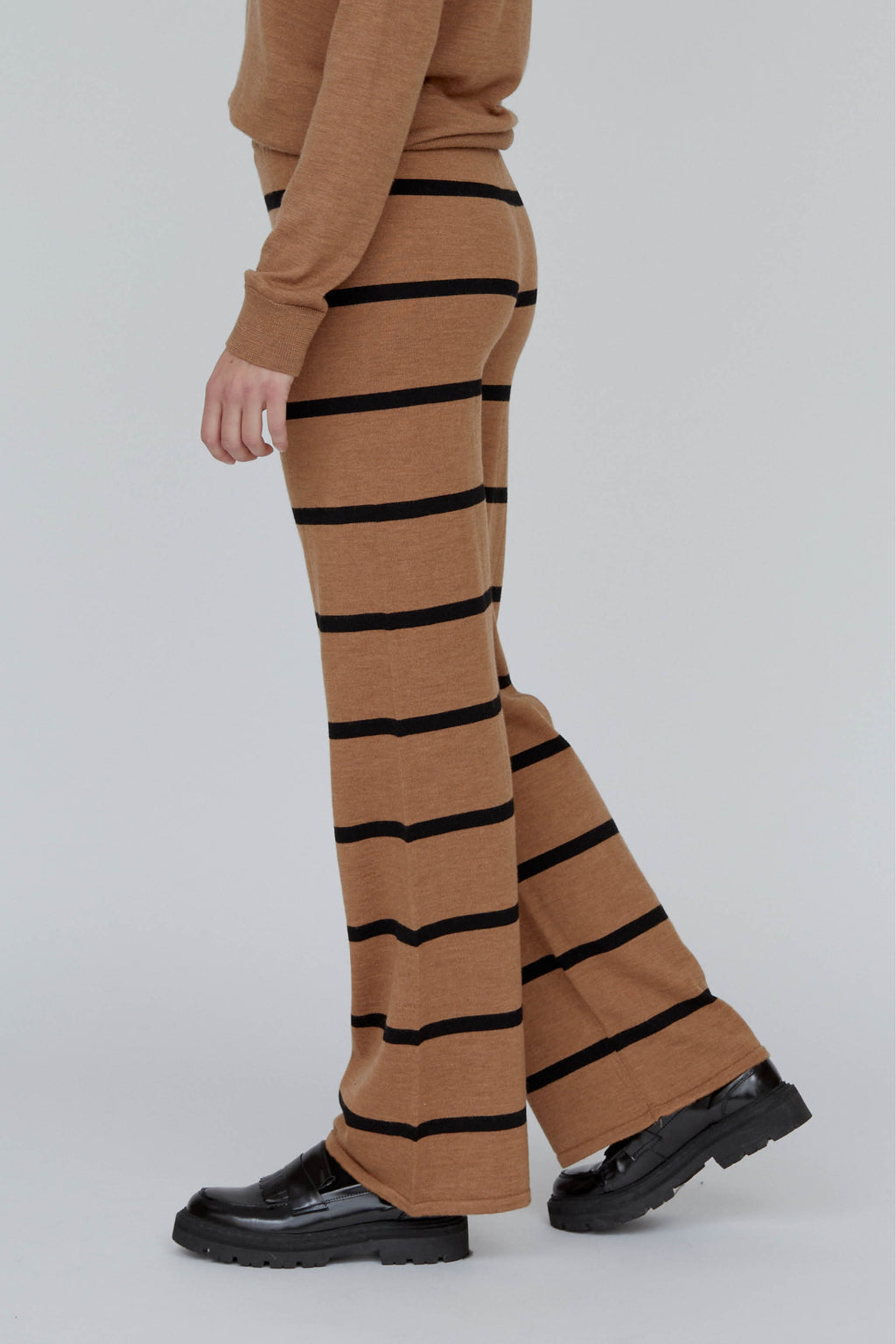 Vera Wide Apple Cinnamon / Black Basic Apparel International