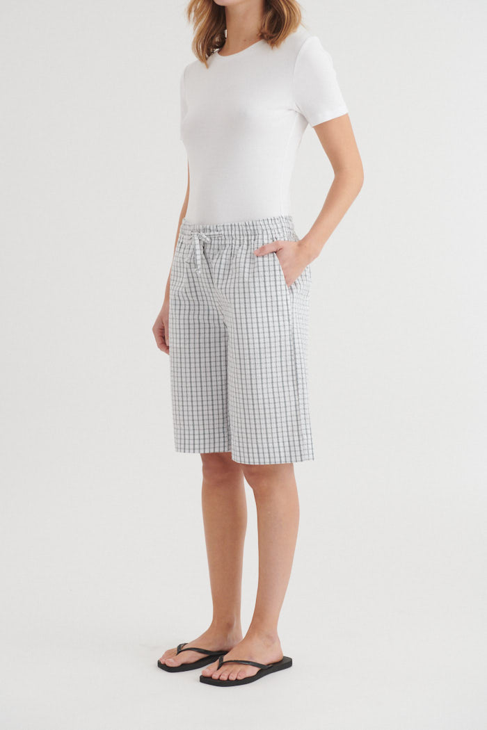 Basic Apparel Asta Shorts Shorts 897 W. white / asphalt