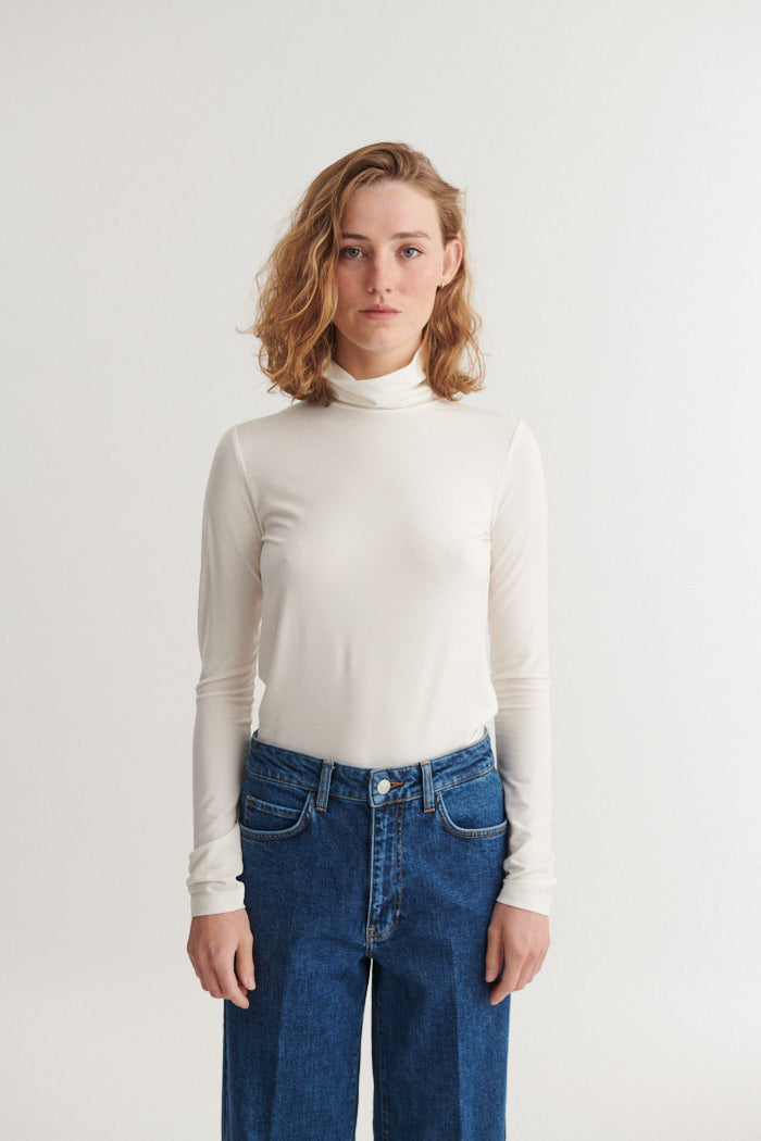 Basic Apparel Joline T-Neck T-shirts 003 Off White