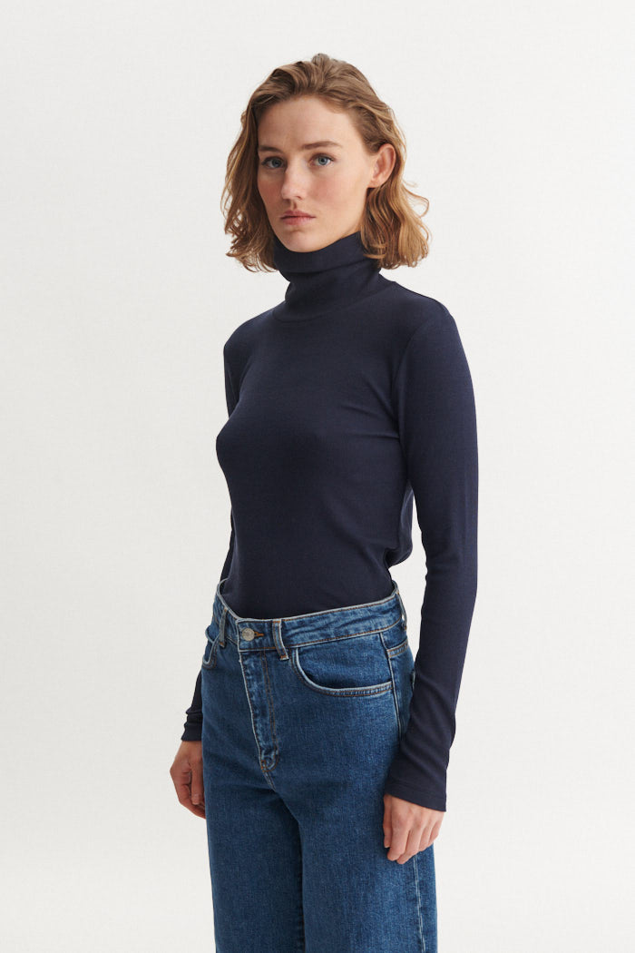 Basic Apparel Ludmilla High-neck T-shirts 606 Sky Captain