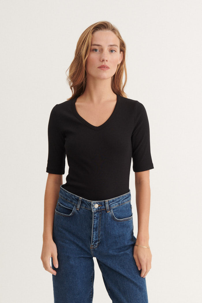 Basic Apparel Ludmilla V-Neck T-shirts 001 Black