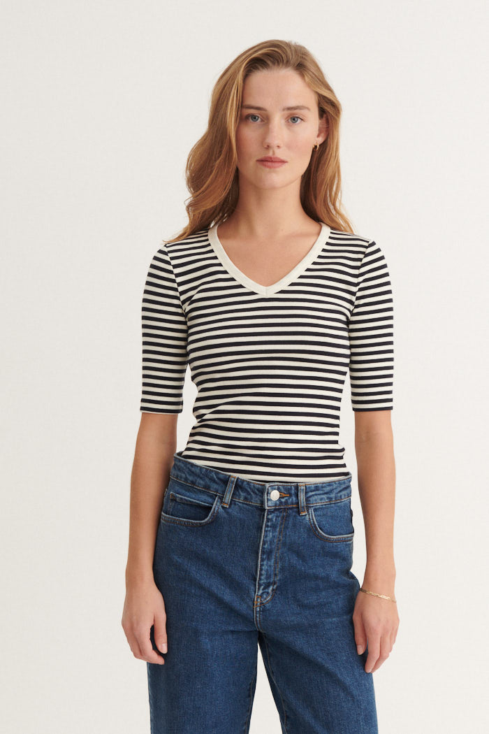 Basic Apparel Ludmilla V-Neck T-shirts 029 Whisper White/Black