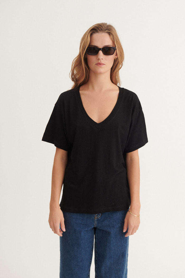 ★GENERAL IDEA★ Essential Basic Round T-Shirt BLACK WBD3L01 Black T with White Logo | Essential Cutz